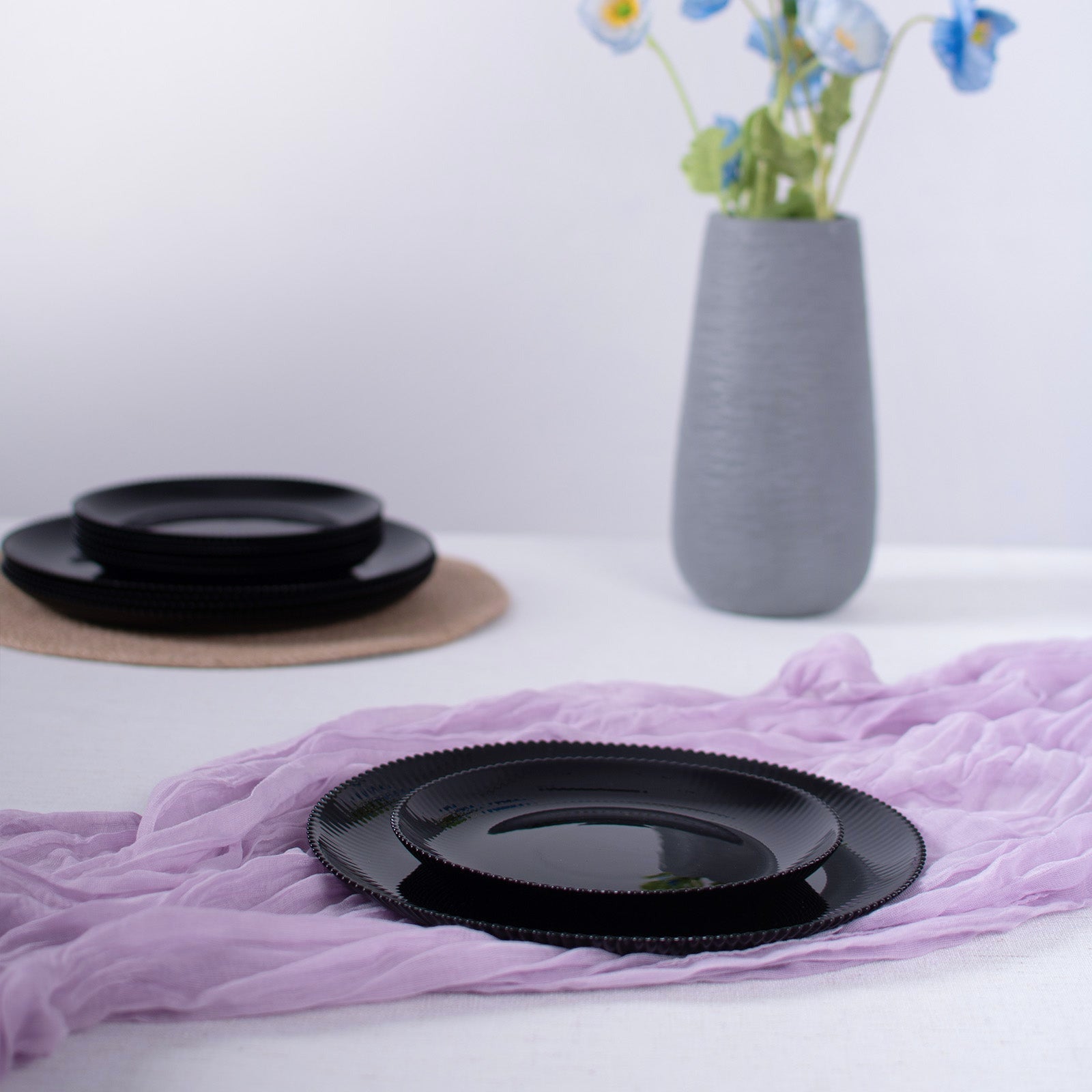 Daffodil 10.5" Dinner Plate (Obsidian)