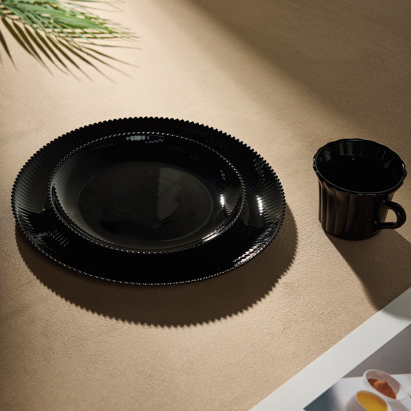 Daffodil 10.5" Dinner Plate (Obsidian)