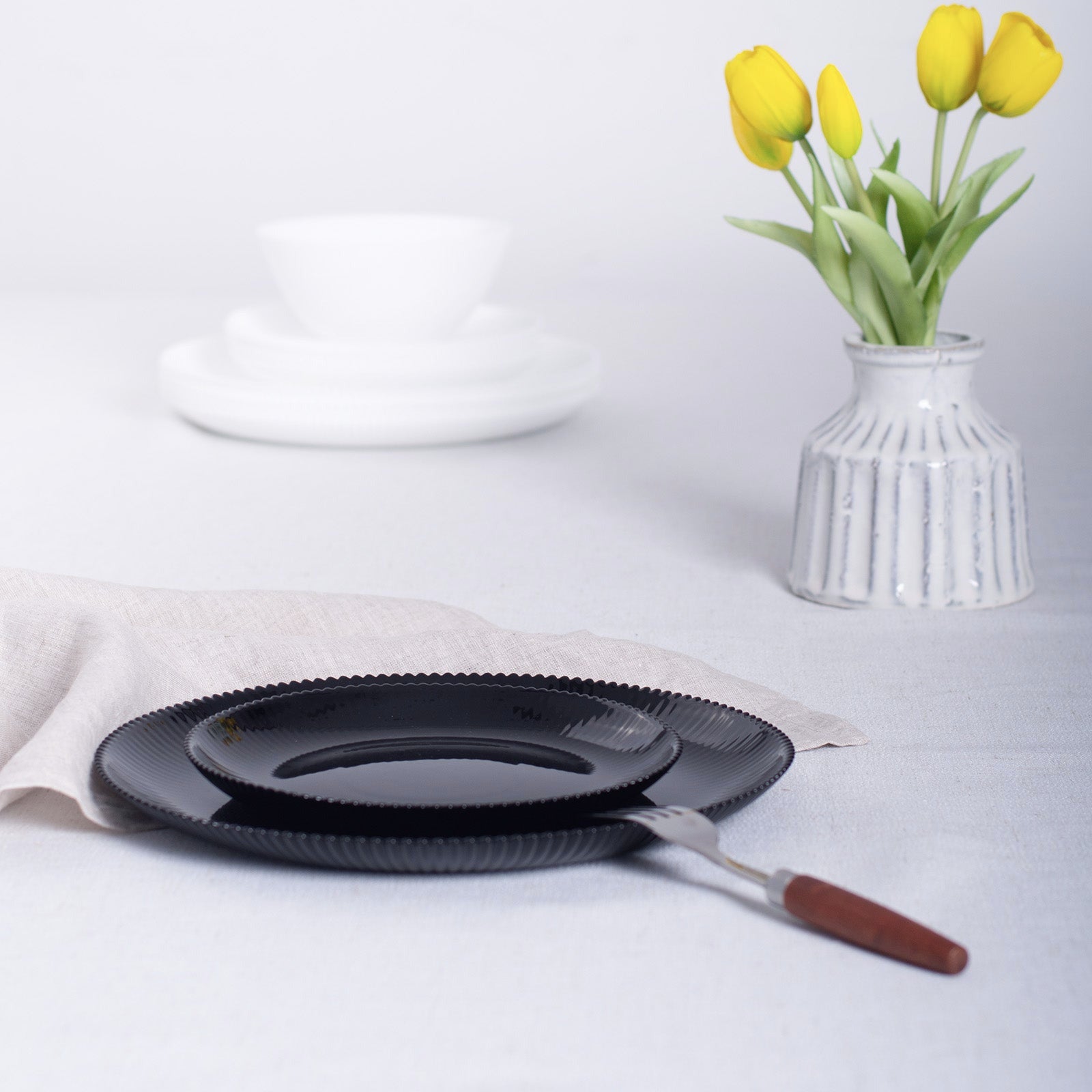 Daffodil 10.5" Dinner Plate (Obsidian)
