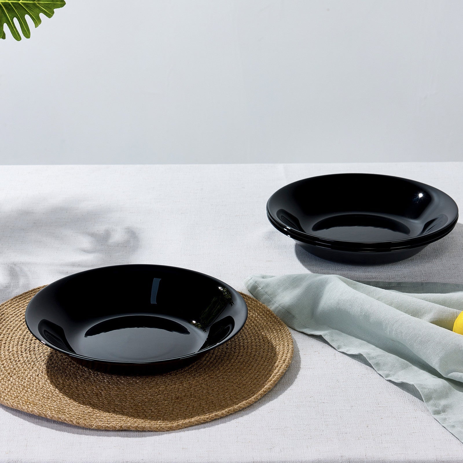 Gladiola 34-oz Pasta Bowl (Obsidian)