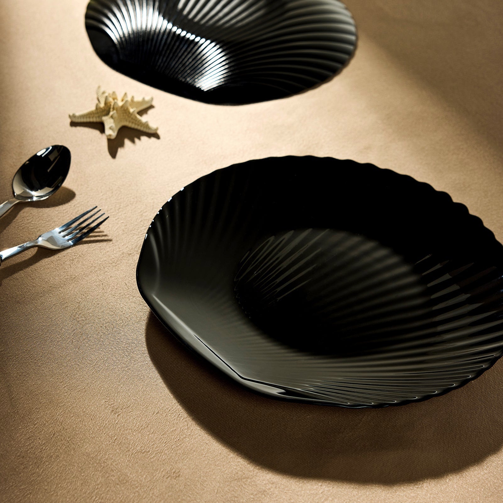 Seashell 10.5" Dinner Plate (Obsidian)