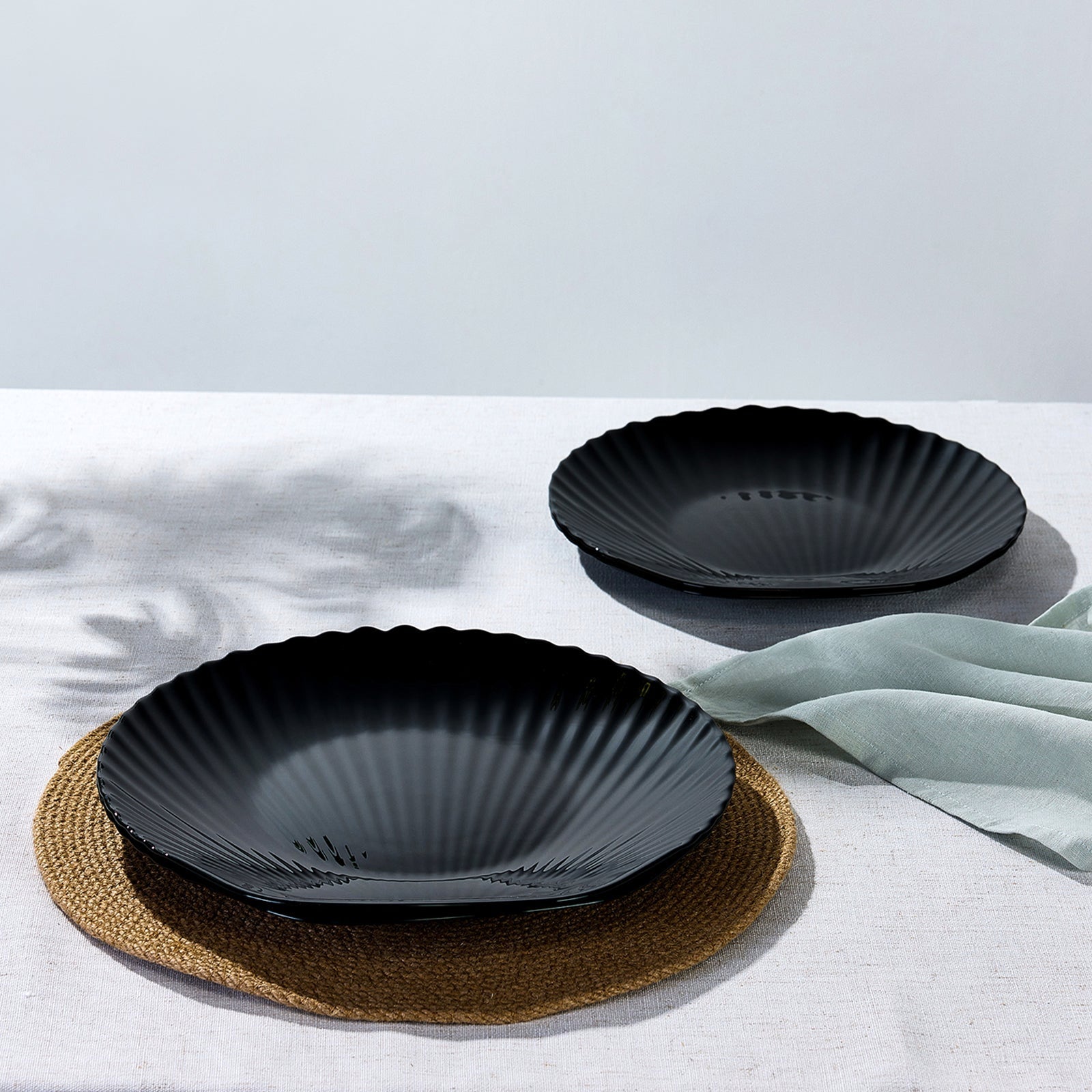 Seashell 10.5" Dinner Plate (Obsidian)